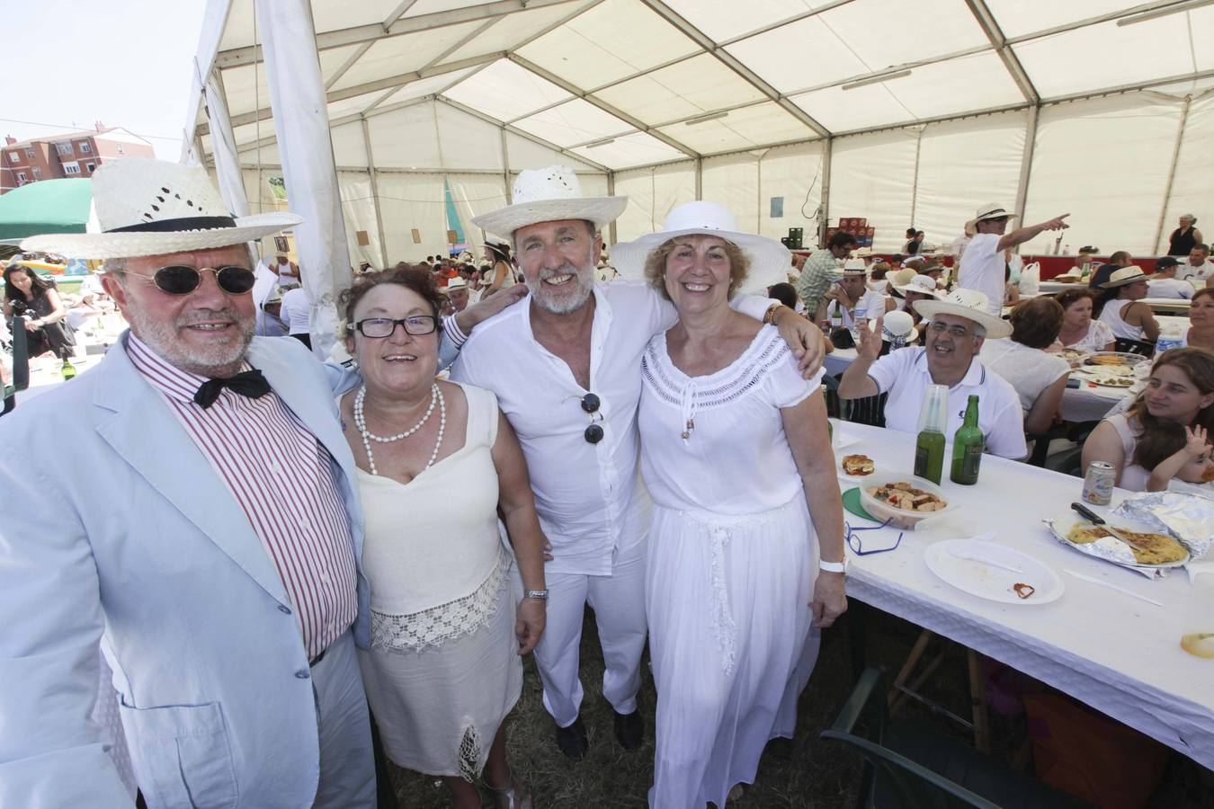 La fiesta del Indiano en Trasona se viste de Blanco