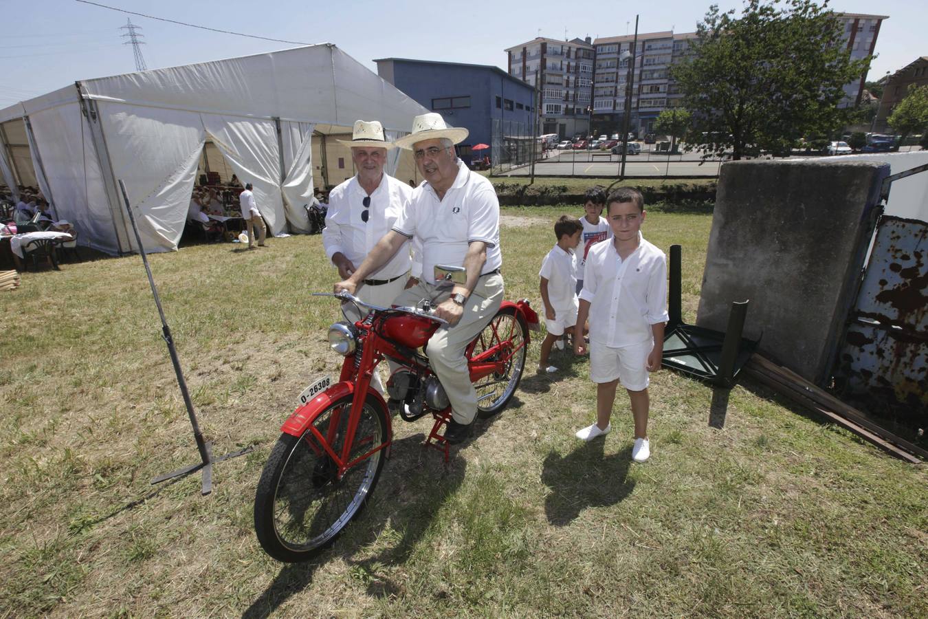 La fiesta del Indiano en Trasona se viste de Blanco