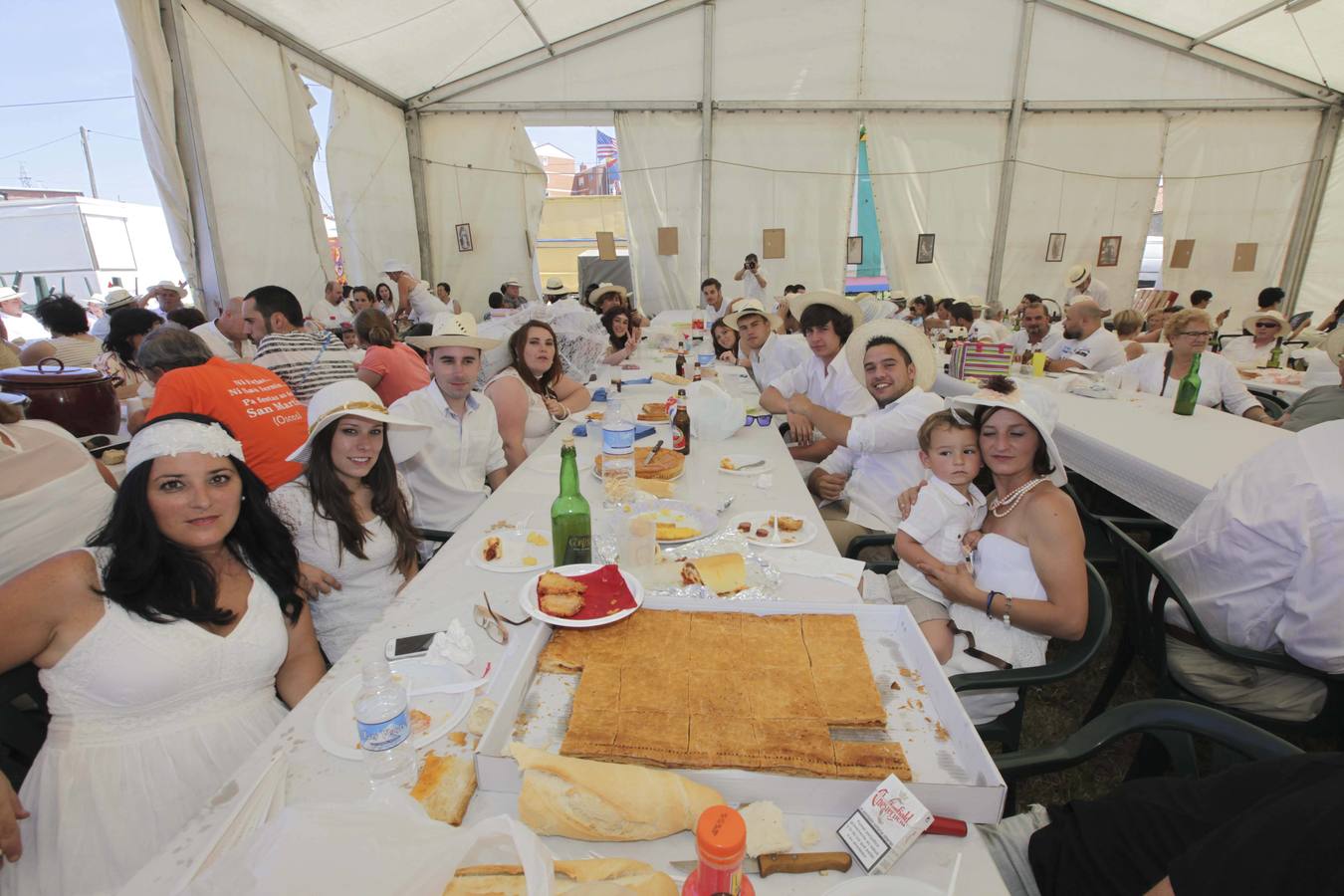 La fiesta del Indiano en Trasona se viste de Blanco