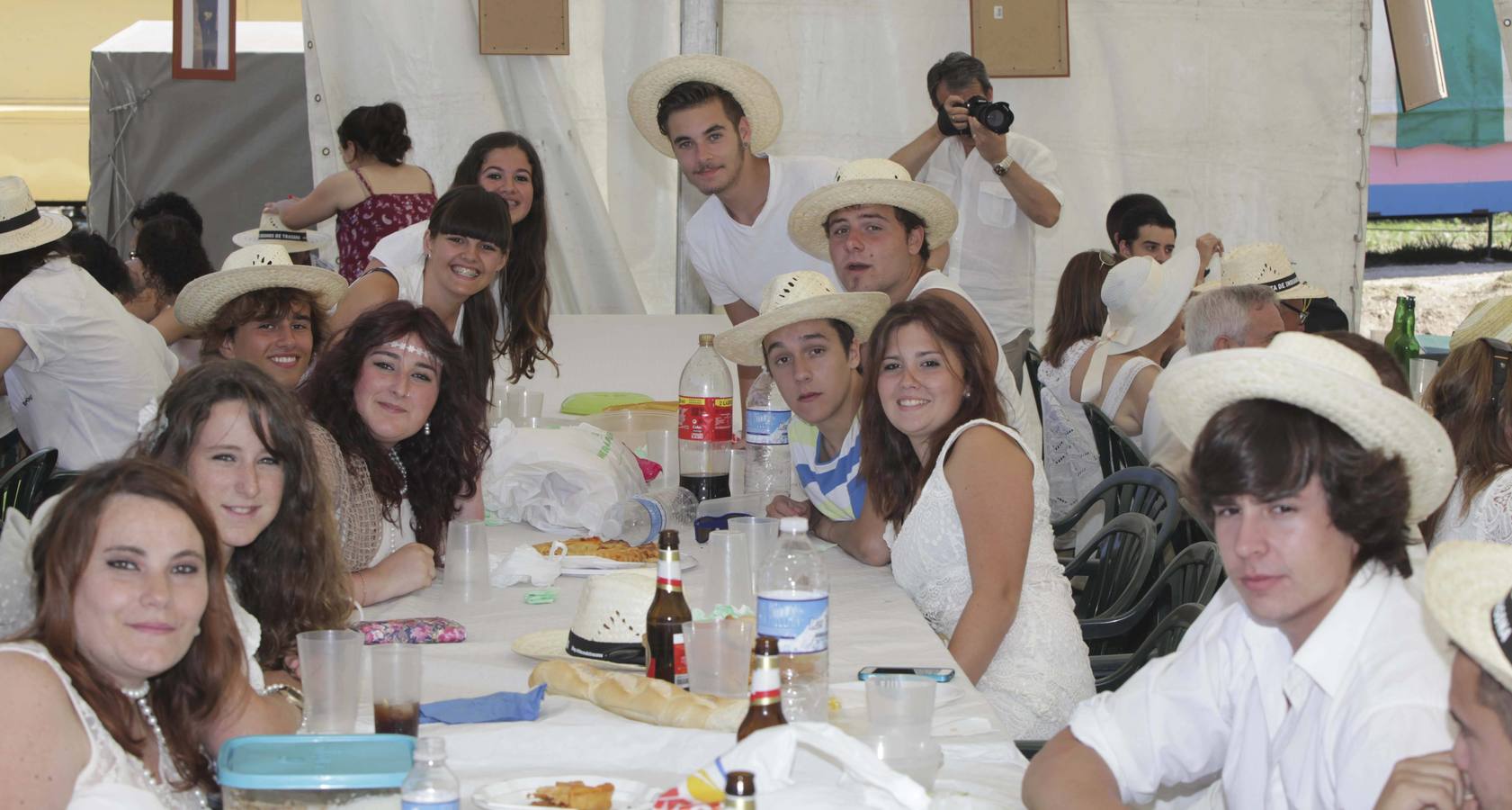 La fiesta del Indiano en Trasona se viste de Blanco