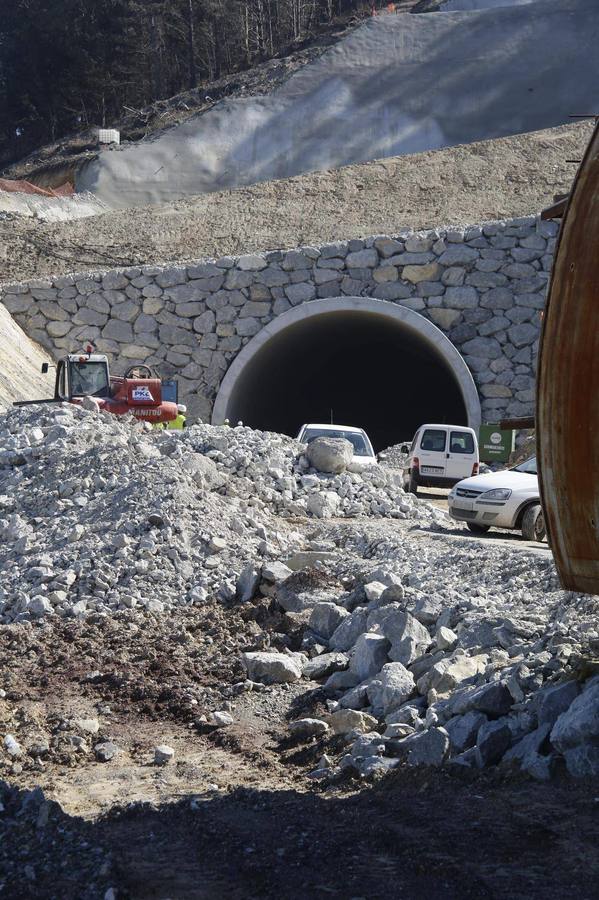 Así se construyó el tramo de la Autovía del Cantábrico, A-8, entre Pendueles y La Franca