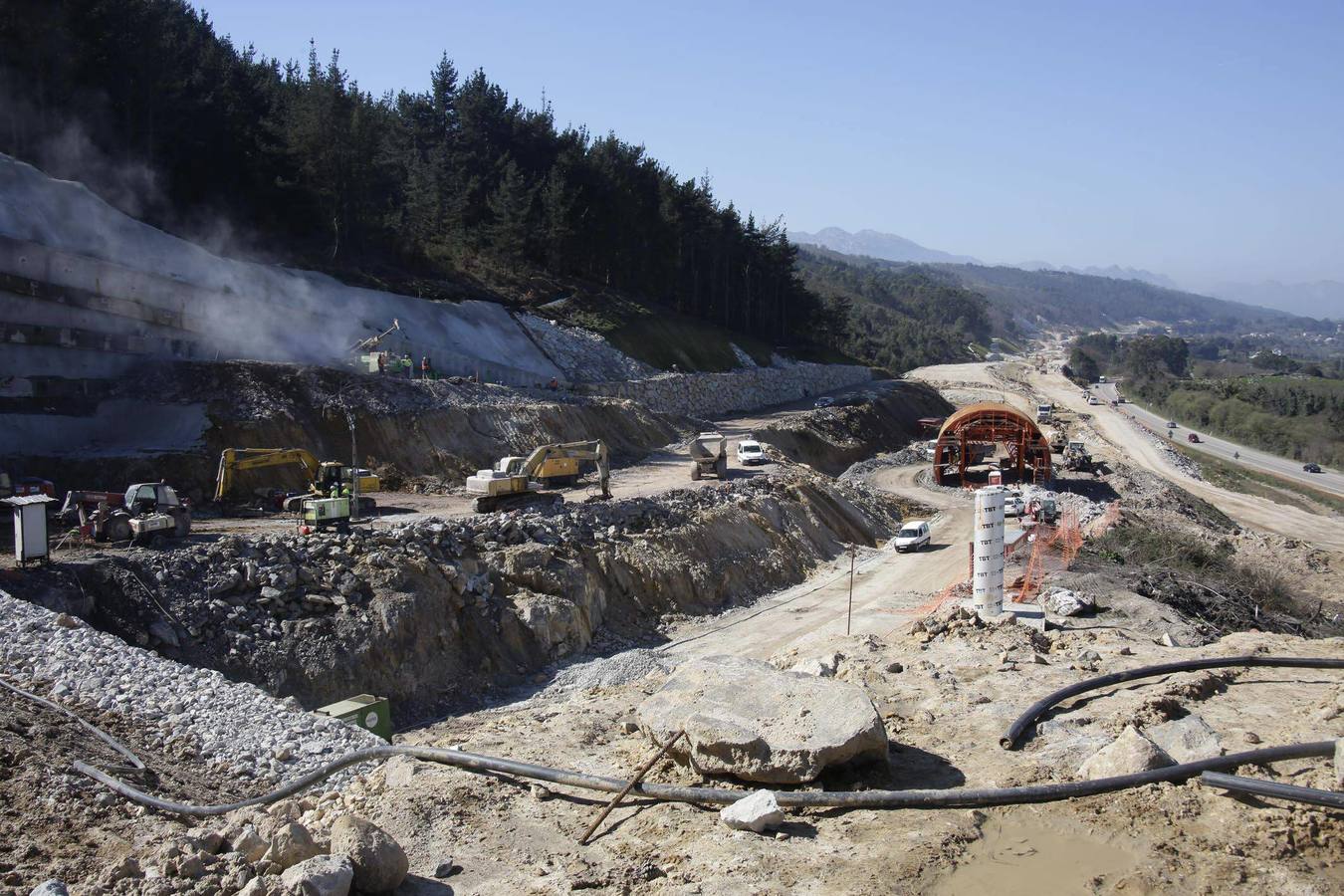 Así se construyó el tramo de la Autovía del Cantábrico, A-8, entre Pendueles y La Franca