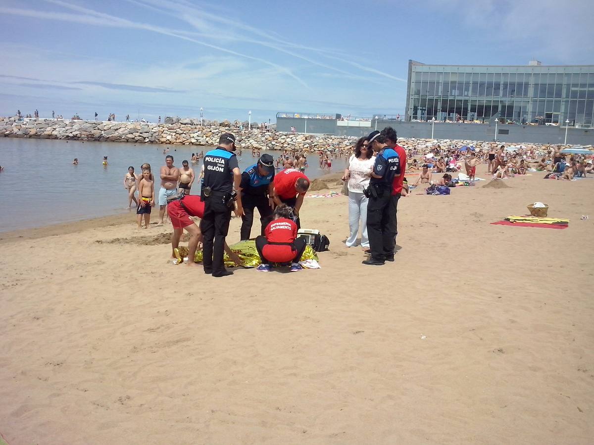 Fallece un bañista en la playa de Poniente