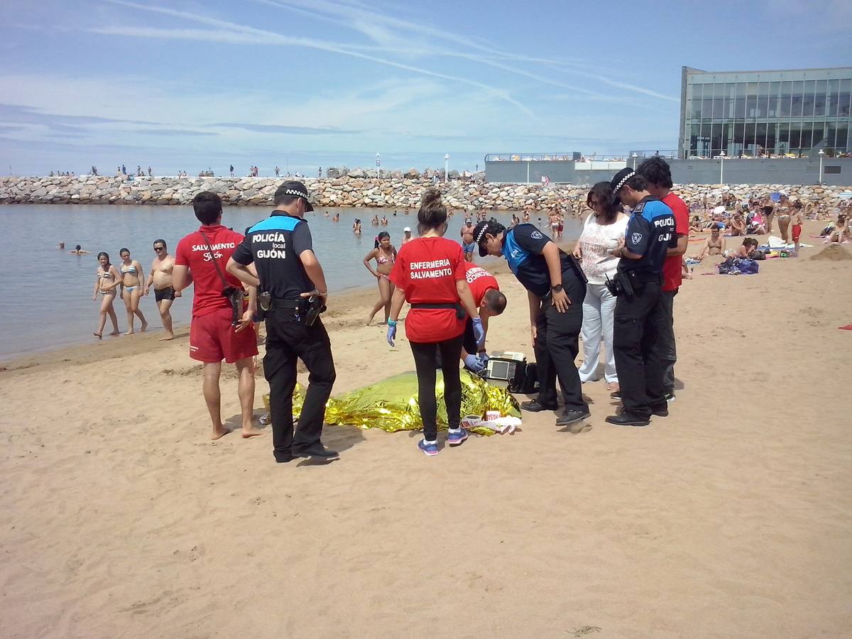 Fallece un bañista en la playa de Poniente