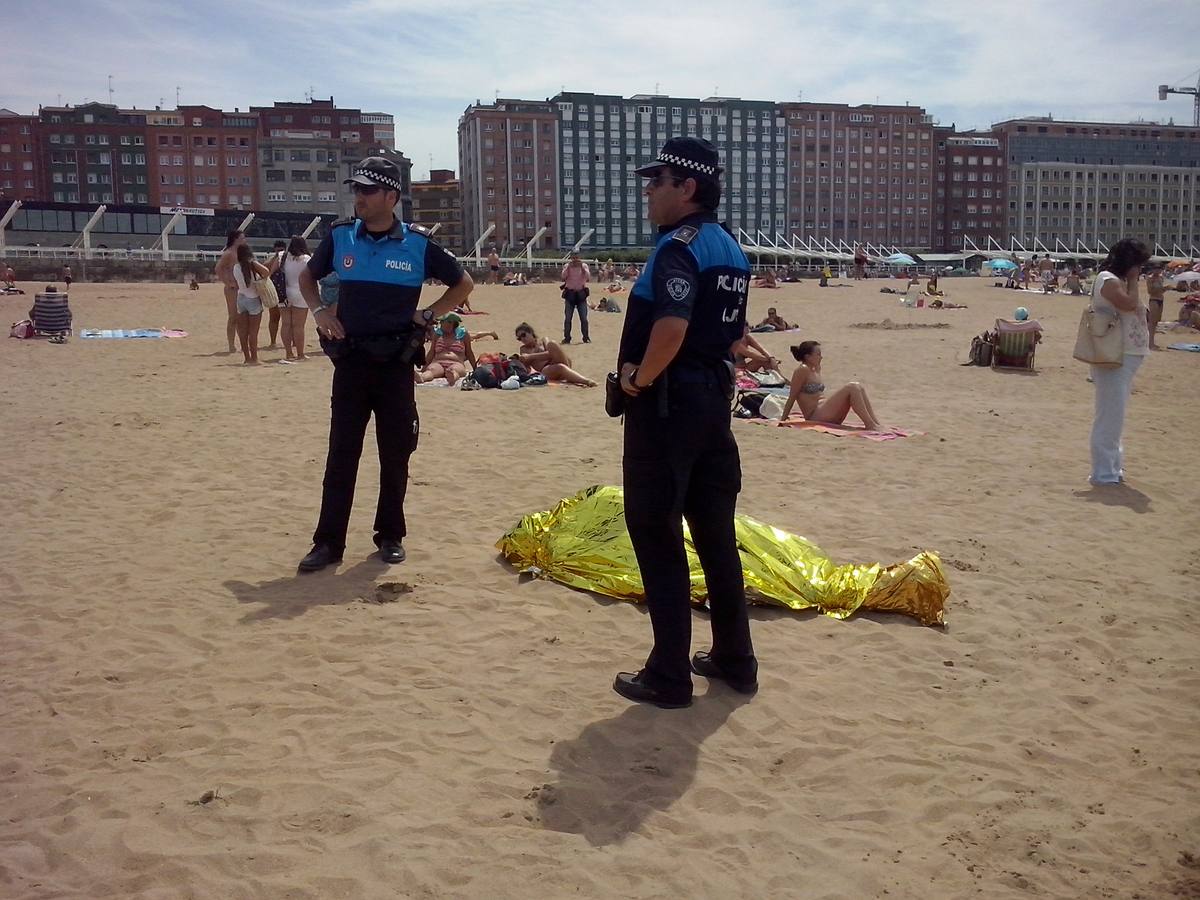 Fallece un bañista en la playa de Poniente