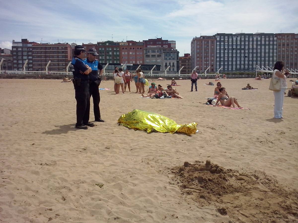 Fallece un bañista en la playa de Poniente