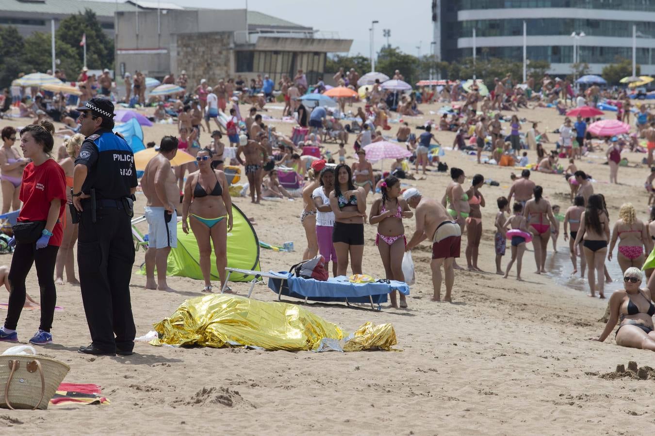 Fallece un bañista en la playa de Poniente