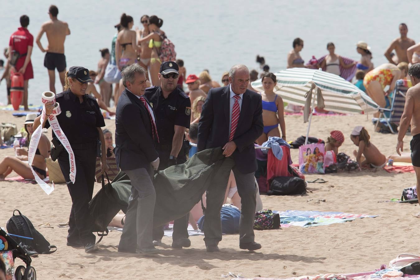 Fallece un bañista en la playa de Poniente