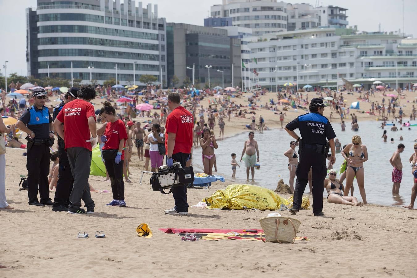 Fallece un bañista en la playa de Poniente