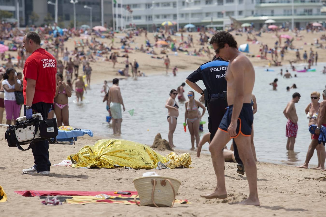 Fallece un bañista en la playa de Poniente