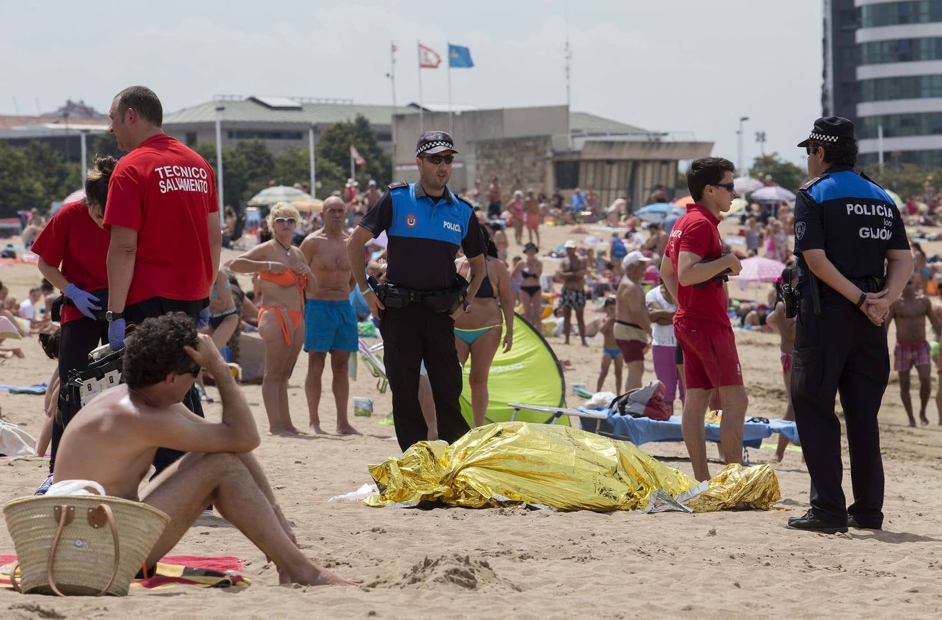 Fallece un bañista en la playa de Poniente