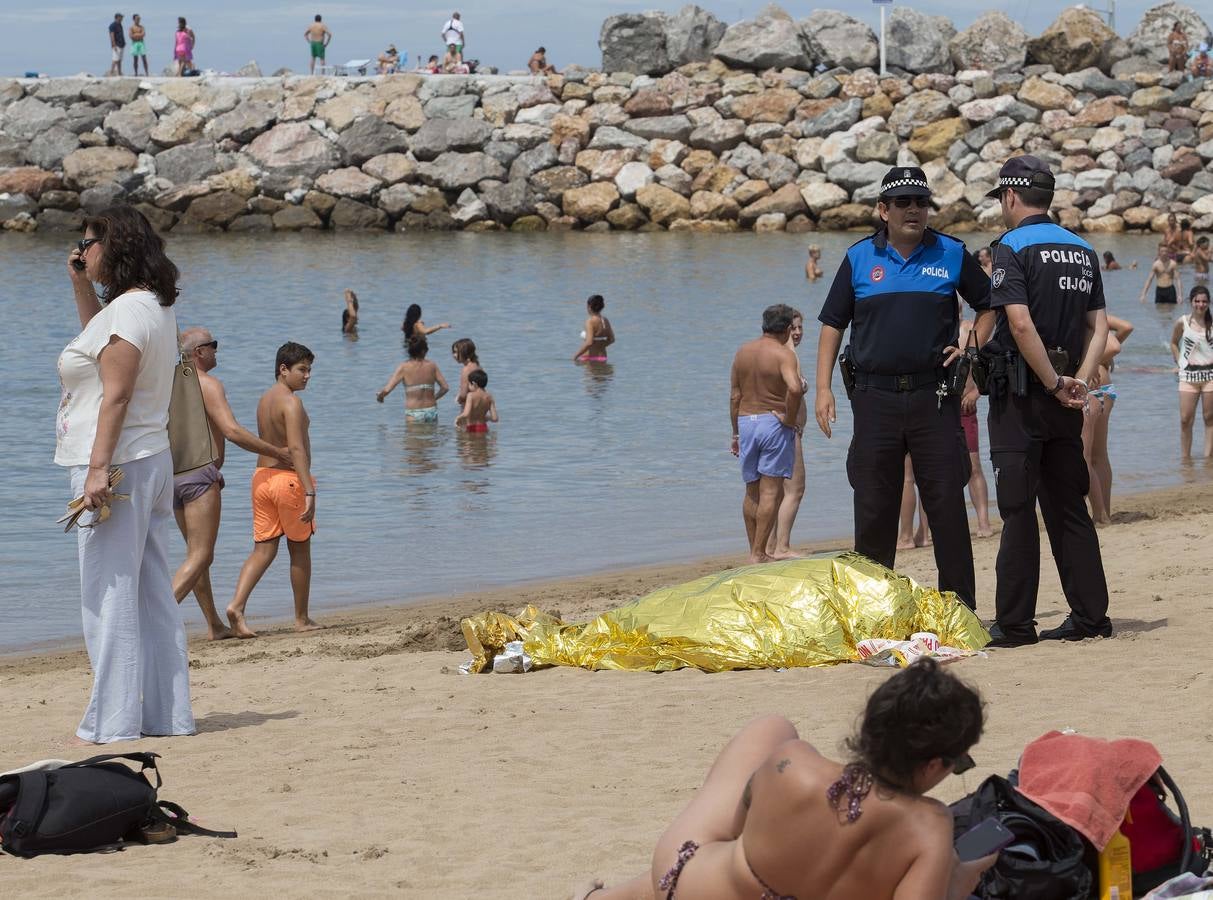 Fallece un bañista en la playa de Poniente