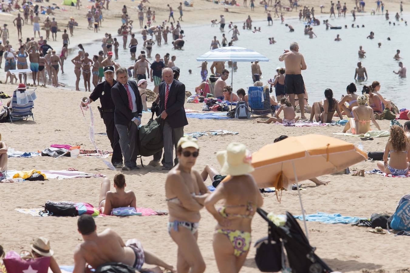 Fallece un bañista en la playa de Poniente