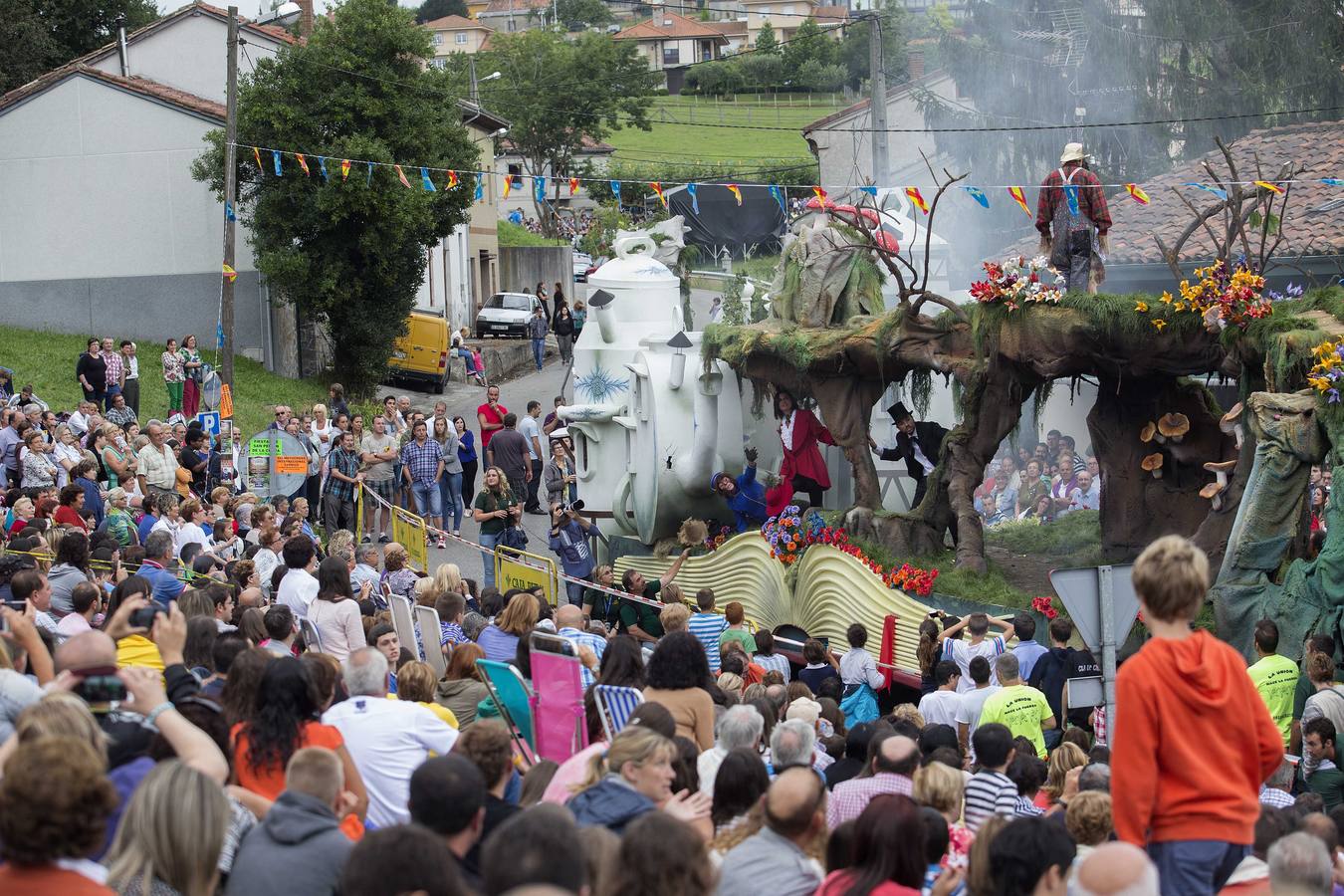 Multitudinario Concurso de Carrozas en Valdesoto