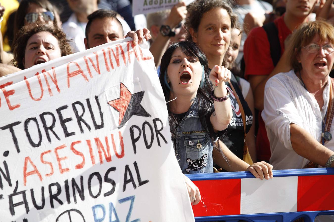 Manifestación antitaurina a las puertas de El Bibio