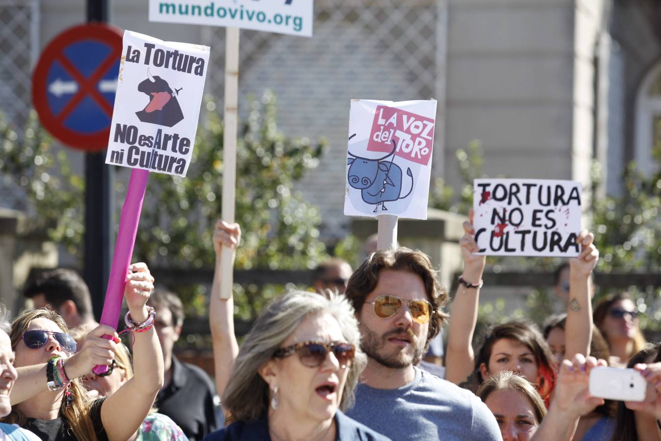Manifestación antitaurina a las puertas de El Bibio