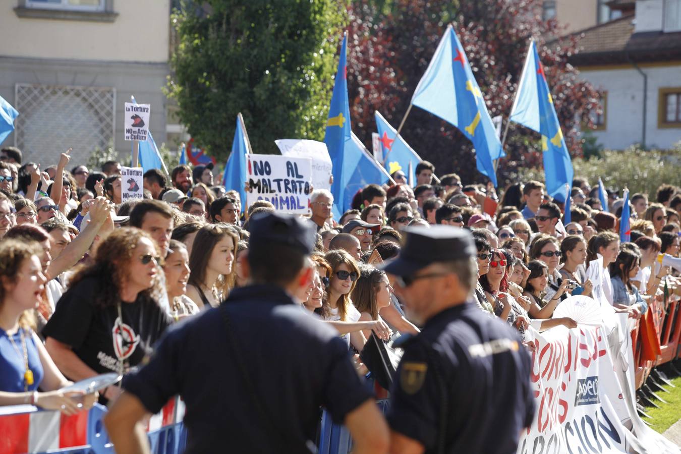 Manifestación antitaurina a las puertas de El Bibio