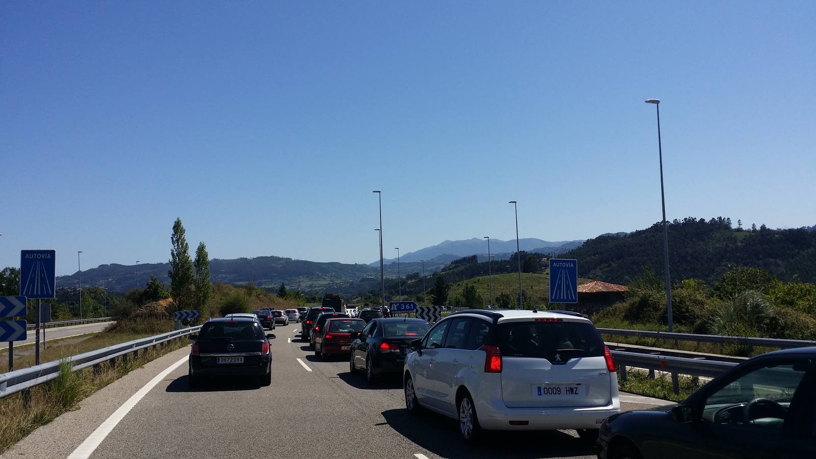 Colapso del tráfico en la Autovía del Cantábrico