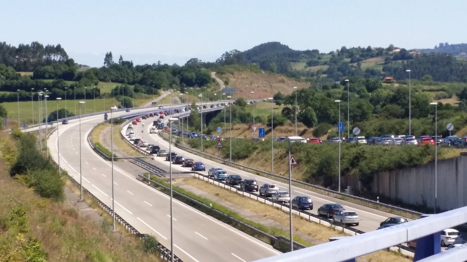 Colapso del tráfico en la Autovía del Cantábrico