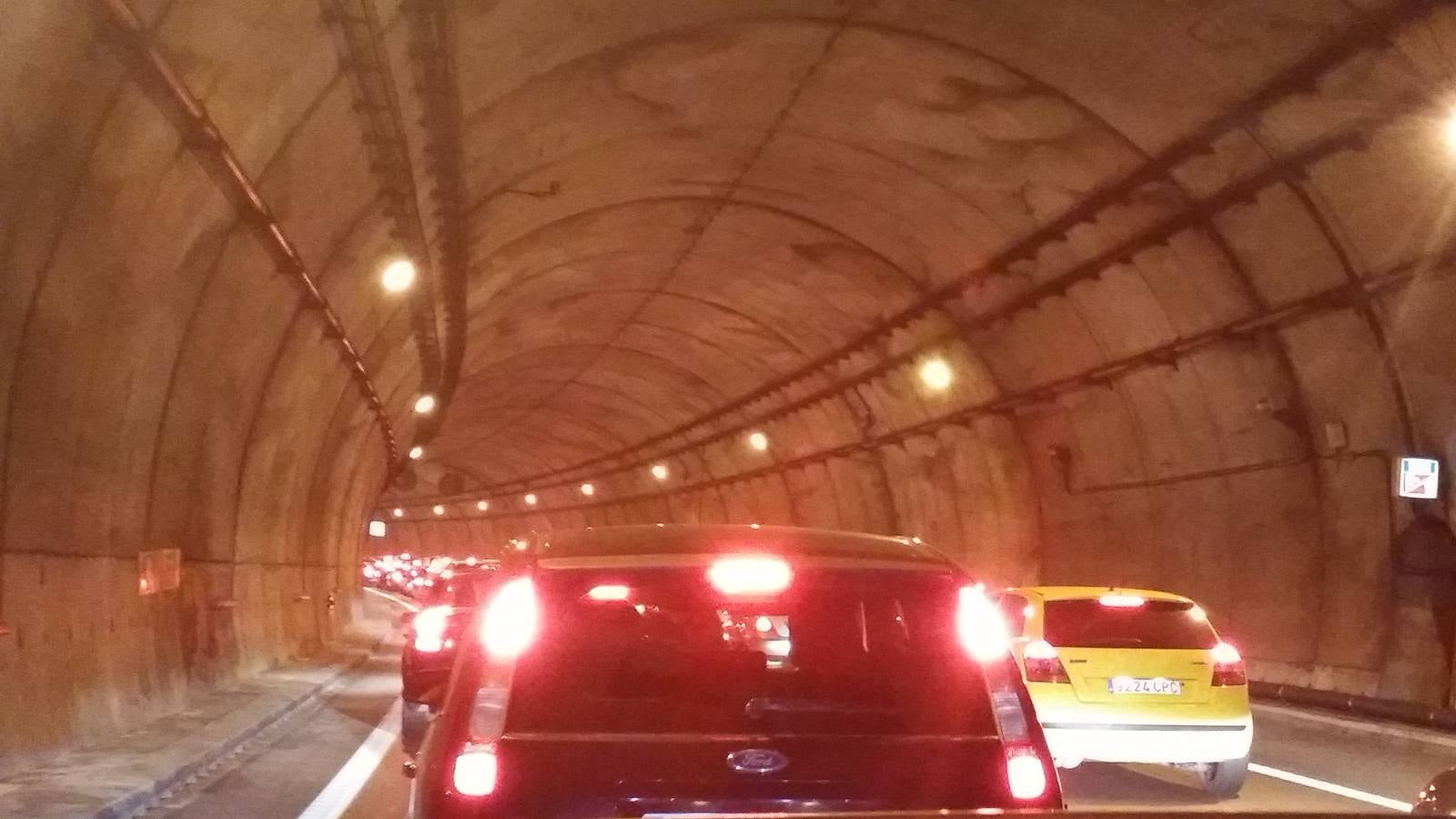 Colapso del tráfico en la Autovía del Cantábrico