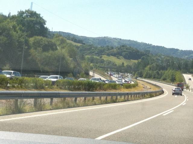 Colapso del tráfico en la Autovía del Cantábrico