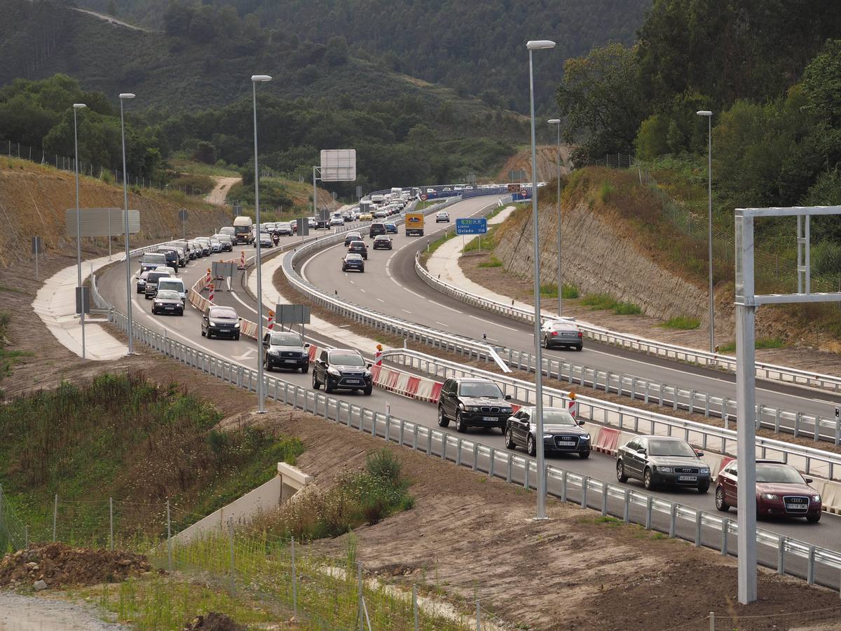 Colapso del tráfico en la Autovía del Cantábrico
