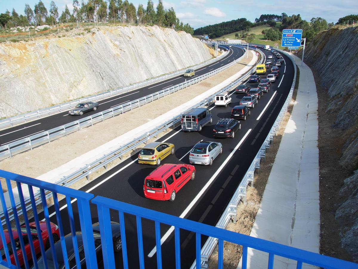 Colapso del tráfico en la Autovía del Cantábrico