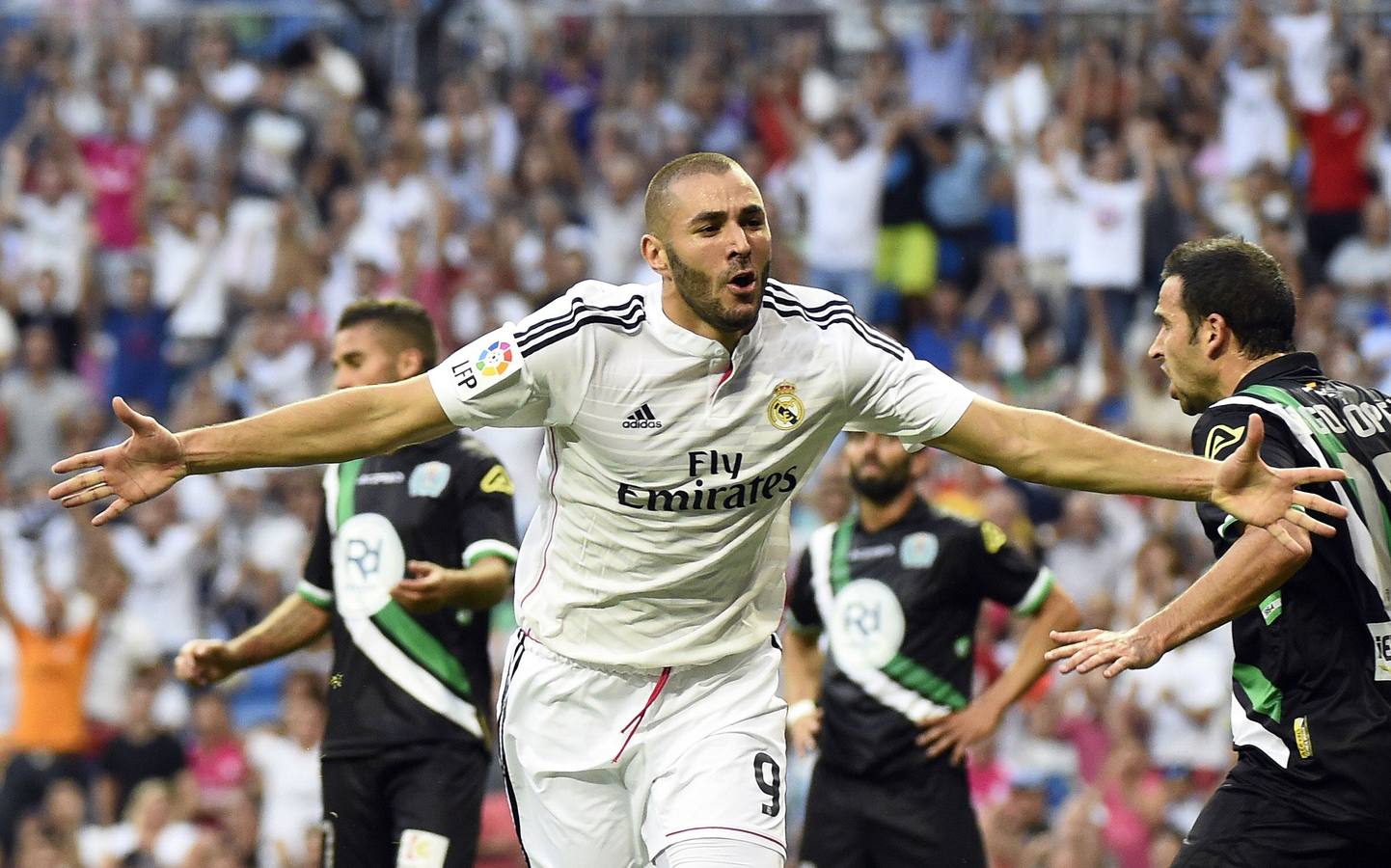 Benzema celebra su gol.