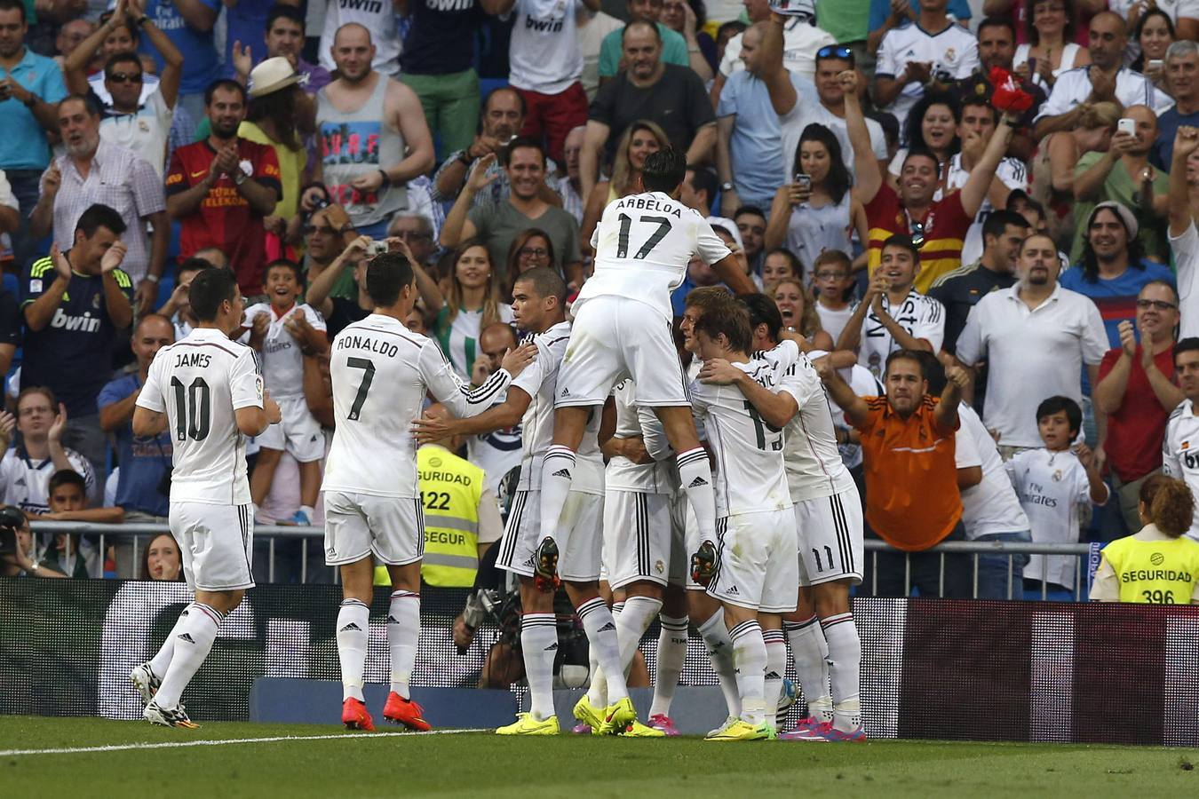 Los jugadores del Real Madrid celebran el tanto de Benzema.