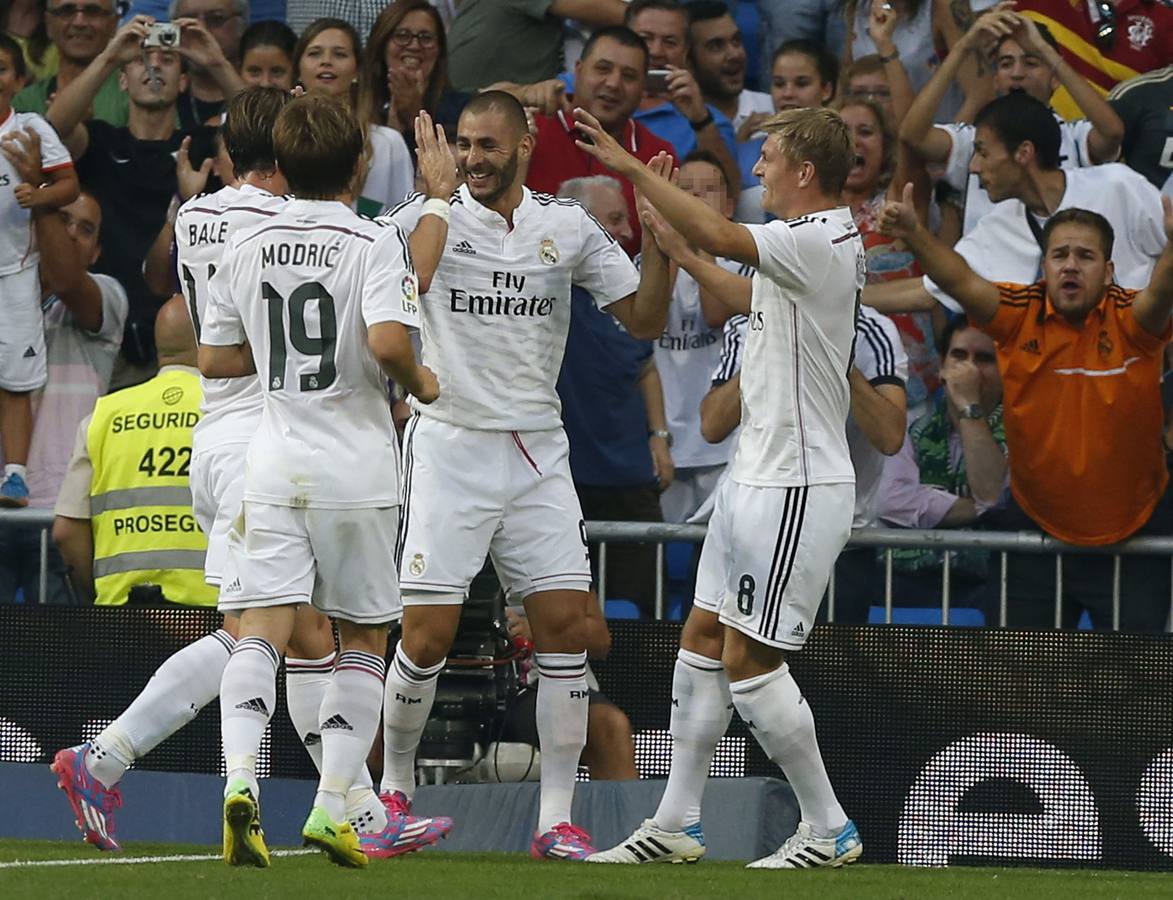 Los jugadores del Real Madrid celebran el gol de Benzema.