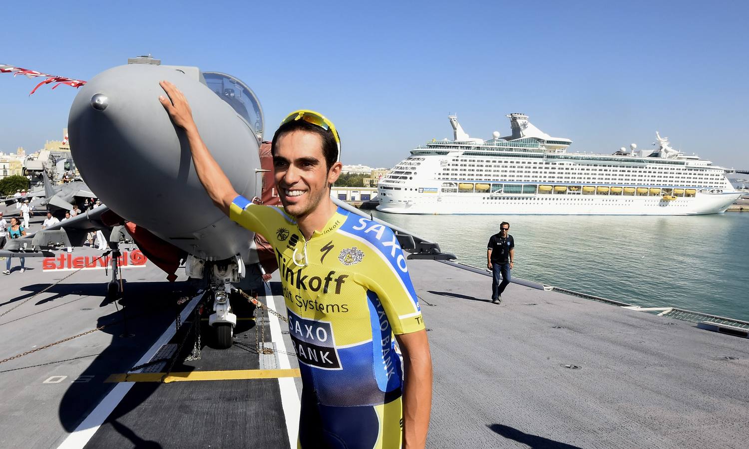 Alberto Contador, en el buque anfibio portaaviones 'Juan Carlos I', el mayor barco de guerra de la Armada Española.