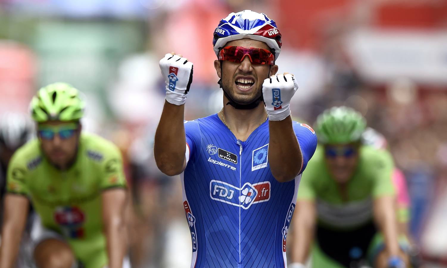 Nacer Bouhanni celebra su victoria de etapa.