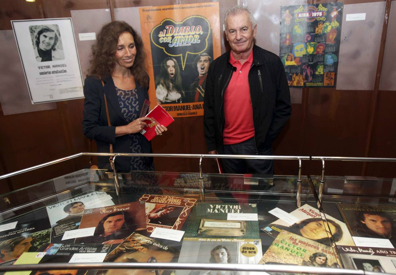 Una exposición en Oviedo recorre los 50 años de Víctor Manuel en la música