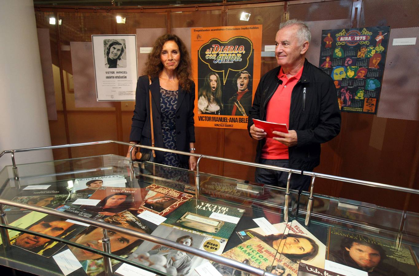 Una exposición en Oviedo recorre los 50 años de Víctor Manuel en la música