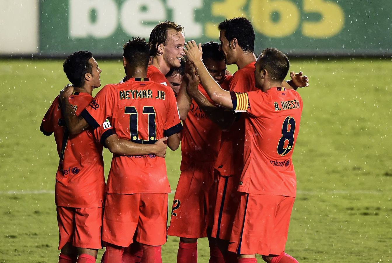 El líder Barcelona golea 5-0 en visita al Levante con un gran Messi