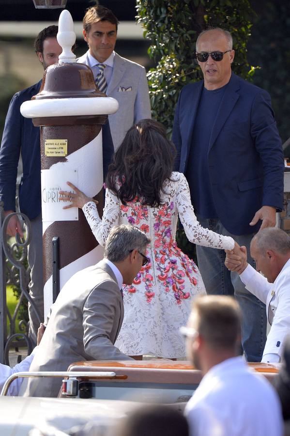 Clooney y Alamuddin almuerzan en familia tras su boda