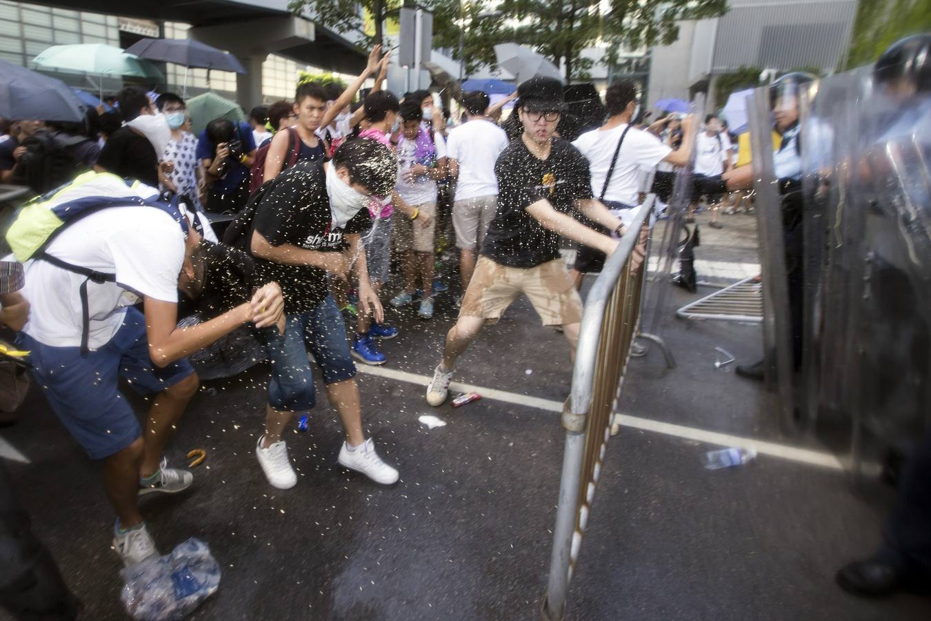 Gas lacrimógeno para frenar a los manifestantes en las calles de Hong Kong