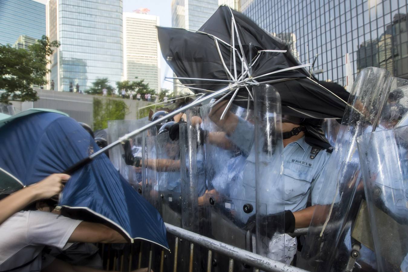 Gas lacrimógeno para frenar a los manifestantes en las calles de Hong Kong