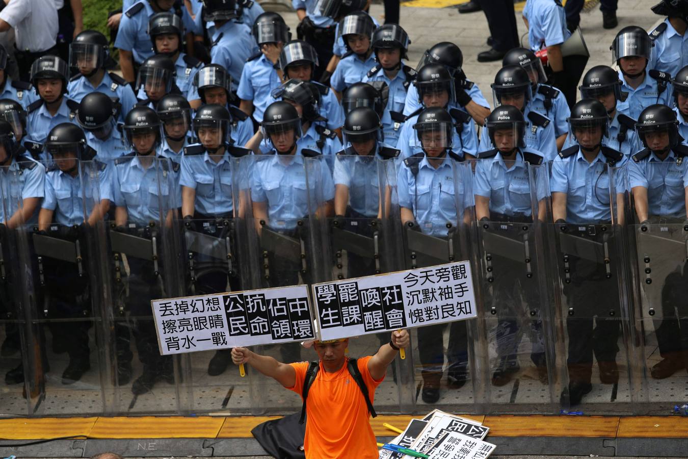 Gas lacrimógeno para frenar a los manifestantes en las calles de Hong Kong