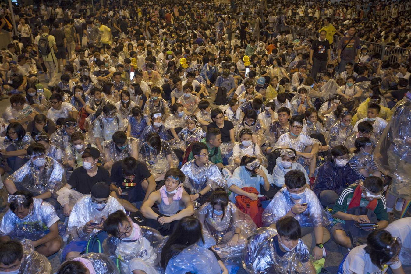 Gas lacrimógeno para frenar a los manifestantes en las calles de Hong Kong