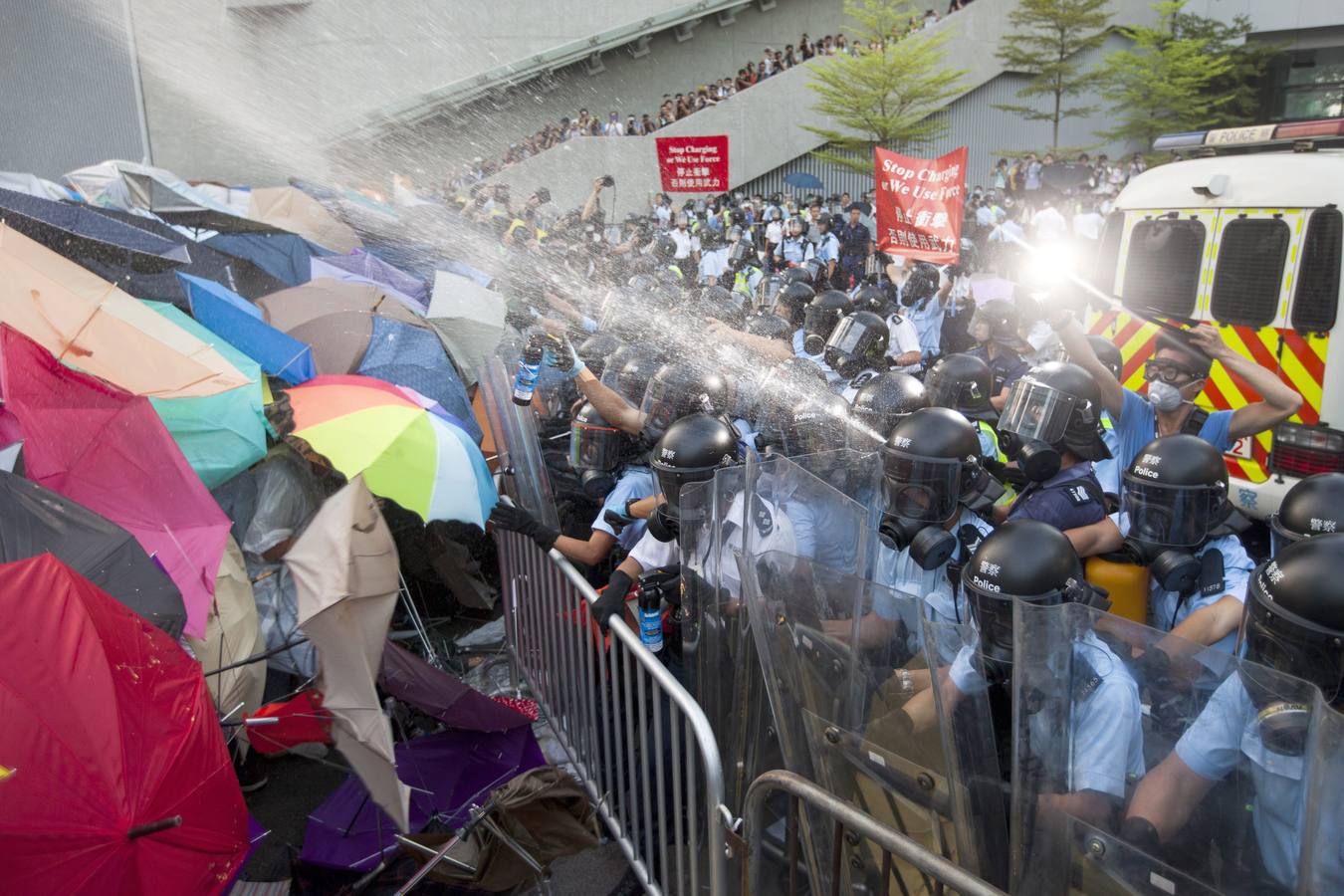 Gas lacrimógeno para frenar a los manifestantes en las calles de Hong Kong