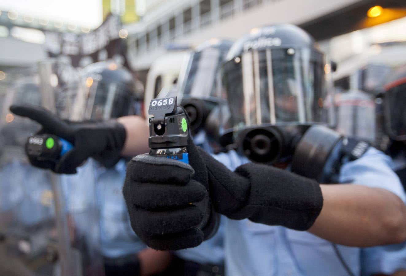 Gas lacrimógeno para frenar a los manifestantes en las calles de Hong Kong