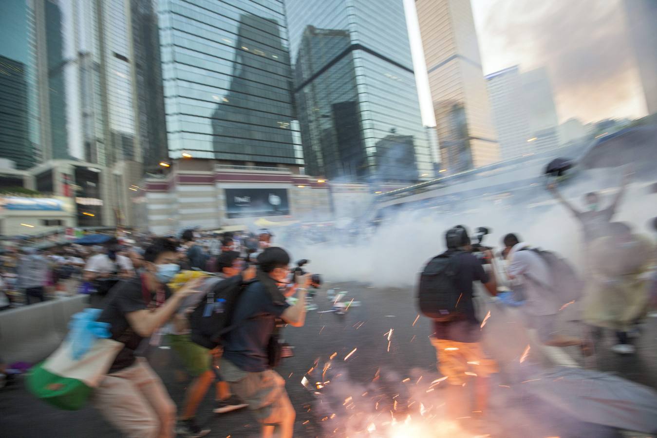 Gas lacrimógeno para frenar a los manifestantes en las calles de Hong Kong
