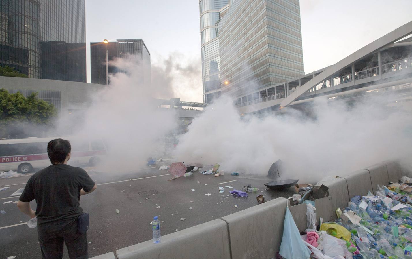 Gas lacrimógeno para frenar a los manifestantes en las calles de Hong Kong