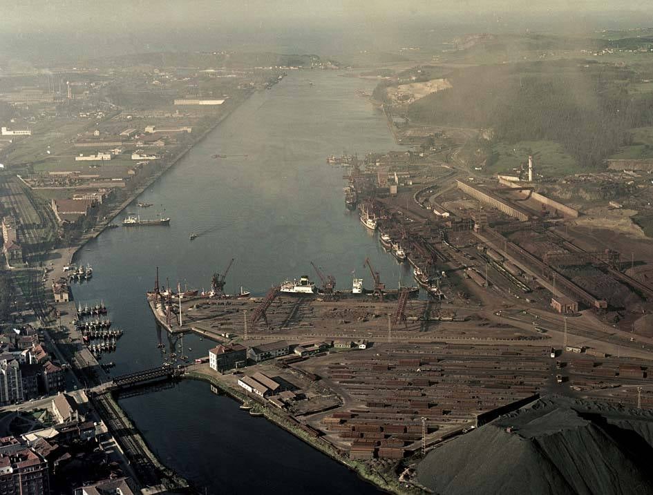 Ría de Avilés, con Ensidesa ocupando los terrenos del Niemeyer.
