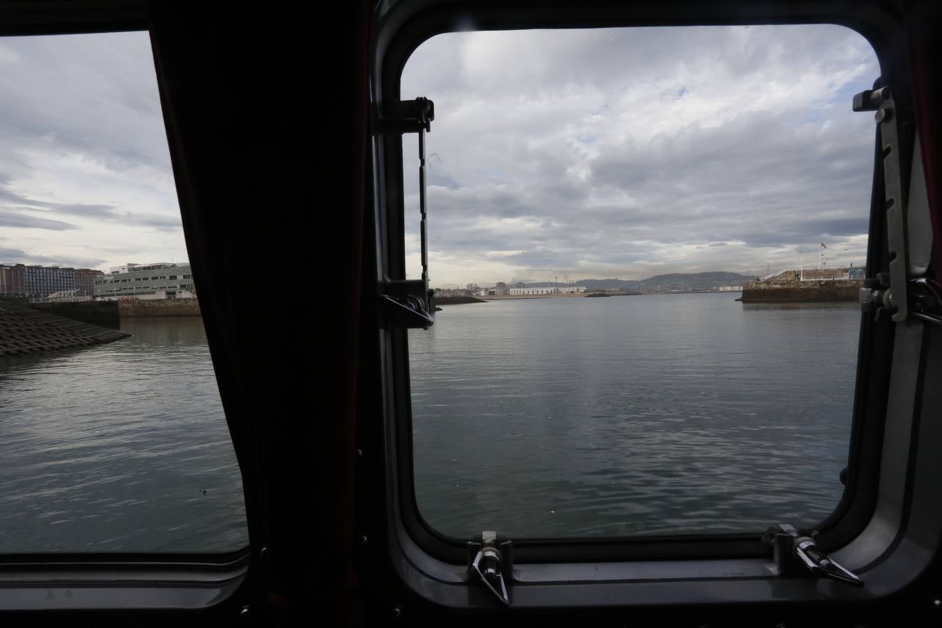 El ministro de Interior visita en Gijón la nueva embarcación de la Guardia Civil