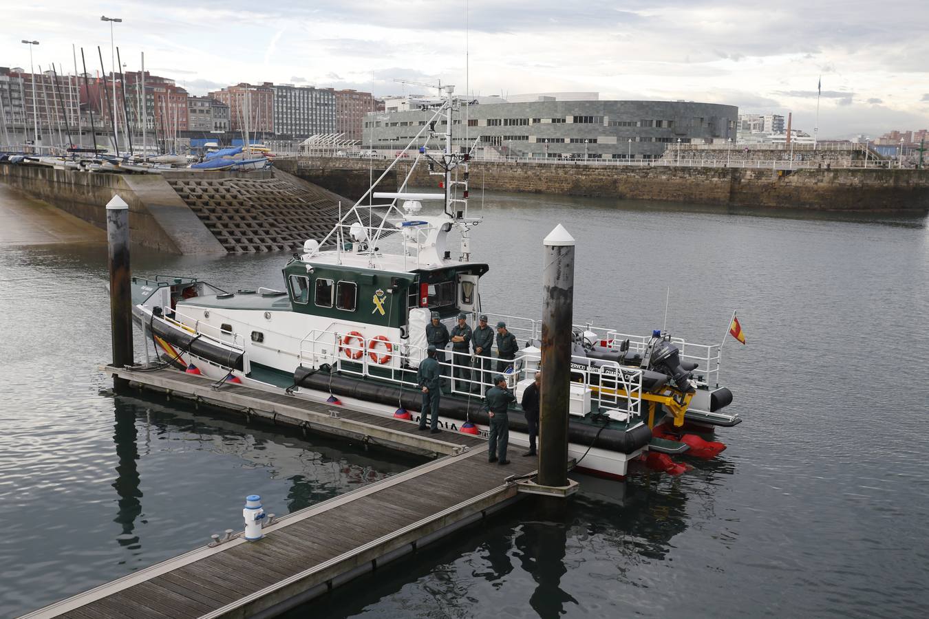 El ministro de Interior visita en Gijón la nueva embarcación de la Guardia Civil
