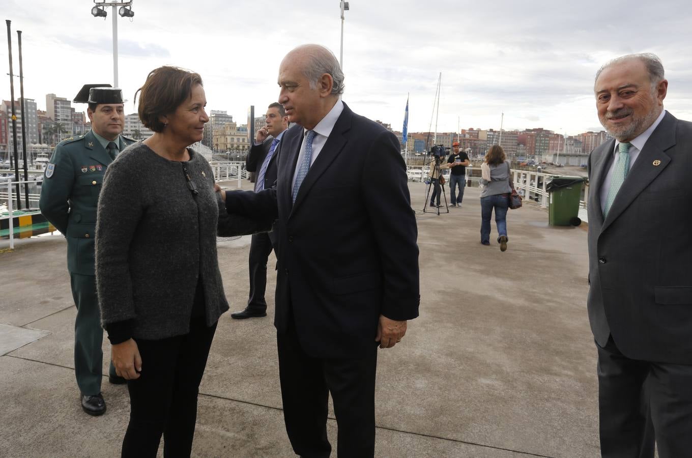 El ministro de Interior visita en Gijón la nueva embarcación de la Guardia Civil