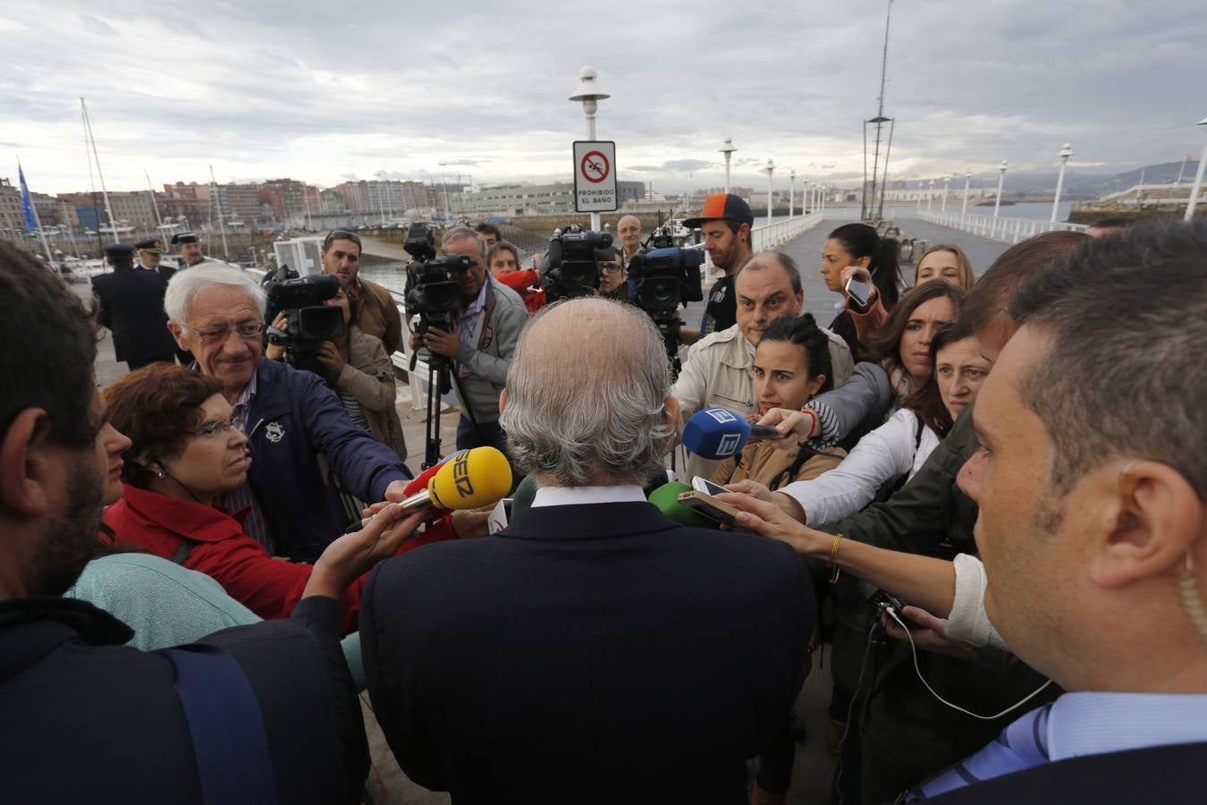 El ministro de Interior visita en Gijón la nueva embarcación de la Guardia Civil