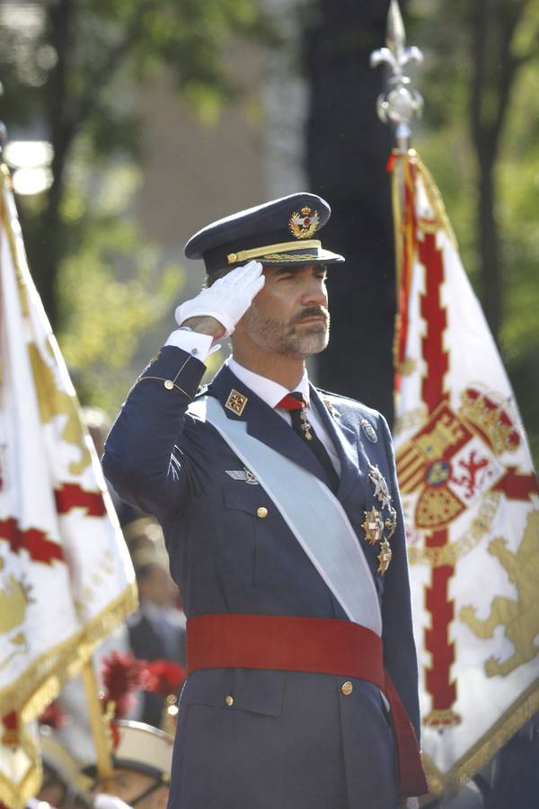 Los Reyes presiden su primer desfile de la Fiesta Nacional